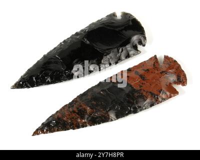 Pointes de flèches obsidiennes d'âge de pierre isolées sur fond blanc Banque D'Images