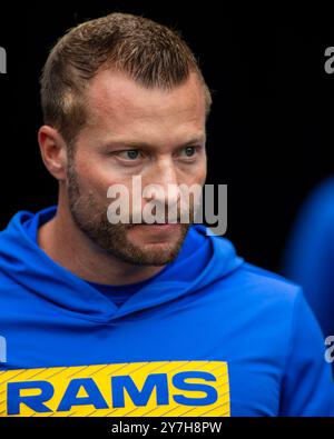 29 septembre 2024 : L'entraîneur-chef des Rams de Los Angeles, Sean McVay, entre dans le peloton avant le match contre les Bears de Chicago. Mike Wulf/CSM Banque D'Images