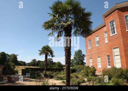 Jardin de la cour à côté de la maison Georgian Hatchlands Park House, Surrey, Angleterre, Royaume-Uni, août 2024 Banque D'Images