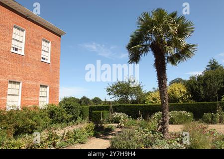 Jardin de la cour à côté de la maison Georgian Hatchlands Park House, Surrey, Angleterre, Royaume-Uni, août 2024 Banque D'Images