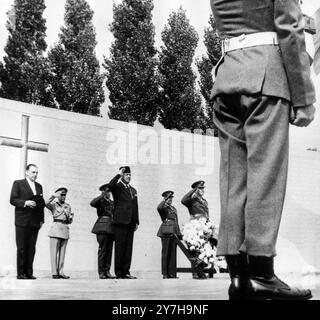 AYUB KHAN, PRÉSIDENT DU PAKISTAN, AVEC LE PREMIER MINISTRE IRLANDAIS SEAN LEMASS À DUBLIN / ; 17 JUILLET 1964 Banque D'Images