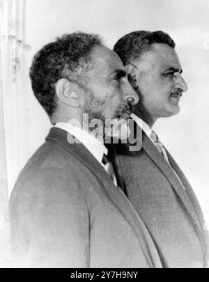 L'EMPEREUR HAILE SELASSIE AVEC LE PRÉSIDENT DE LA RÉPUBLIQUE ARABE UNIE GAMAL ABDUL NASSER AU CAIRE / ; 17 JUILLET 1964 Banque D'Images