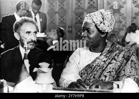 L'EMPEREUR ÉTHIOPIEN HAILE SELASSIE AVEC LE PRÉSIDENT DE SOUROU MIGAN APITHY AU SOMMET AFRICAIN AU CAIRE ; 18 JUILLET 1964 Banque D'Images