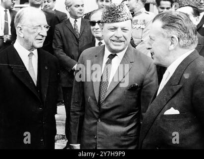 AYUB KHAN, PRÉSIDENT DU PAKISTAN, AVEC LE PREMIER MINISTRE IRLANDAIS SEAN LEMASS À DUBLIN / ; 17 JUILLET 1964 Banque D'Images