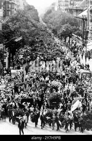 FUNÉRAILLES DE THOREZ MAURICE BOULEVARD MAGENTA PLEINES DE DEUILS À PARIS ; 18 JUILLET 1964 Banque D'Images