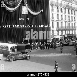 LES PERSONNES EN DEUIL RENDENT HOMMAGE À MAURICE THOREZ ALLONGÉ DANS L'ÉTAT À PARIS ; 17 JUILLET 1964 Banque D'Images