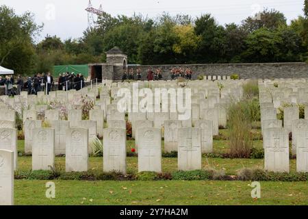 Loos-en-Gohelle, France. 26 septembre 2024. Les gens attendent au cimetière britannique de Loos que des fonctionnaires arrivent pour l'ouverture officielle de l'extension. Banque D'Images