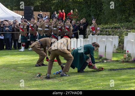 Loos-en-Gohelle, France. 26 septembre 2024. SAR la Princesse Royale dépose une couronne sur la tombe d'un soldat écossais inconnu de la première Guerre mondiale. Banque D'Images