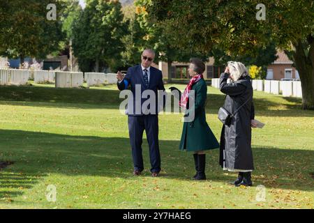 Loos-en-Gohelle, France. SAR la Princesse Royale inaugurant le cimetière britannique de Loos avec des hauts fonctionnaires de la Commonwealth War graves Commission. Banque D'Images