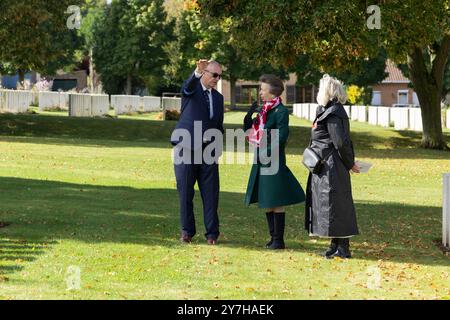 Loos-en-Gohelle, France. SAR la Princesse Royale inaugurant le cimetière britannique de Loos avec des hauts fonctionnaires de la Commonwealth War graves Commission. Banque D'Images