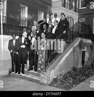 CONFÉRENCE DES PREMIERS MINISTRES DU COMMONWEALTH SUR L'ESCALIER DU NO 10 DOWNING STREET À LONDRES ; 13 JUILLET 1964 Banque D'Images