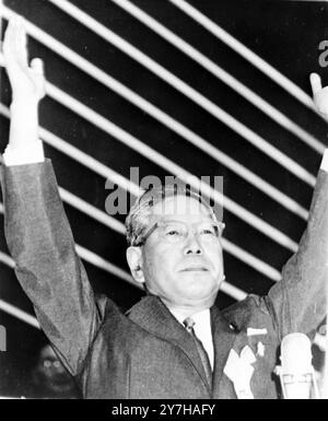 LE PREMIER MINISTRE JAPONAIS HAYATO IKEDA ÉLU PRÉSIDENT DU JAPON / ; 14 JUILLET 1964 Banque D'Images