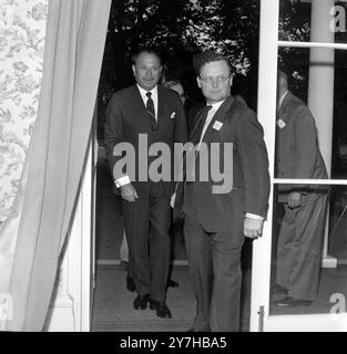 LE PRÉSIDENT DU PAKISTAN AYUB KHAN À LONDRES AVEC LE COMTE D'INCHCAPE / ; 7 JUILLET 1964 Banque D'Images