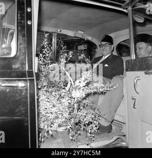 LE PREMIER MINISTRE MALAISIEN TUNKU ABDUL RAHMAN VOIT LA REINE À LONDRES / ; 7 JUILLET 1964 Banque D'Images