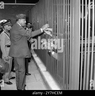 LE PRÉSIDENT AYUB KHAN DU PAKISTAN À L'AÉROPORT DE LONDRES / ; 5 JUILLET 1964 Banque D'Images