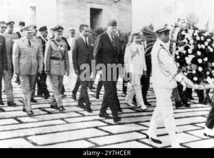 AYUB KHAN AU MAUSOLÉE D'ATATURK À ANKARA, TURQUIE / ; 5 JUILLET 1964 Banque D'Images