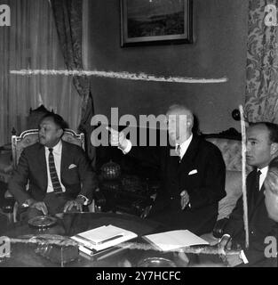 LE PRÉSIDENT AYUB KHAN DU PAKISTAN AVEC LE PREMIER MINISTRE TURC INONU ISMET À ANKARA / ; 6 JUILLET 1964 Banque D'Images