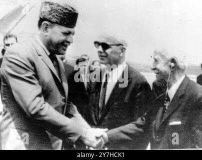 AYUB KHAN, PRÉSIDENT DU PAKISTAN, AVEC LE PREMIER MINISTRE TURC INONU ISMET À ANKARA, TURQUIE / ; 3 JUILLET 1964 Banque D'Images