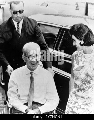 JOSEPH P. KENNEDY AVEC LE SÉNATEUR EDWARD À L'HÔPITAL DE NORTHAMPTON, MASSACHUSETTS / ; 4 JUILLET 1964 Banque D'Images