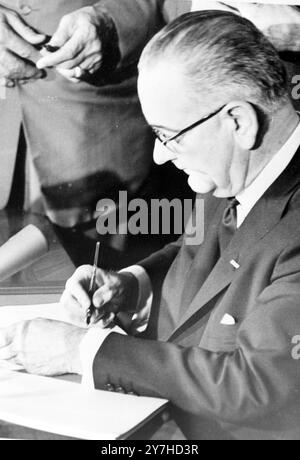 LE PRÉSIDENT AMÉRICAIN LYNDON B JOHNSON SIGNE UN PROJET DE LOI SUR LES DROITS CIVILS À WASHINGTON / ; 3 JUILLET 1964 Banque D'Images