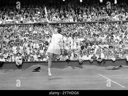 TENNIS WIMBLEDON CÉLIBATAIRES BILLIE JEAN MOFFITT DES ÉTATS-UNIS - JOUEUR DE TENNIS EN ACTION AUX CHAMPIONNATS DE TENNIS SUR GAZON À WIMBLEDON À LONDRES ; 30 JUIN 1964 Banque D'Images