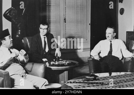 LE PREMIER VICE-PREMIER MINISTRE SOVIÉTIQUE ANASTAS MIKOYAN AVEC LE PRÉSIDENT INDONÉSIEN SUKARNO À DJAKARTA / ; 30 JUIN 1964 Banque D'Images