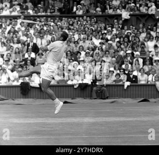 TENNIS QUATRIÈME TOUR SIMPLES CHUCK MCKINLEY - JOUEUR DE TENNIS EN ACTION AUX CHAMPIONNATS DE TENNIS SUR GAZON À WIMBLEDON À LONDRES ; 29 JUIN 1964 Banque D'Images