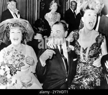 29 JUIN 1964 Gypsy Rose Lee est assise sur les genoux d'Ernest Borgnine à la réception de mariage après le mariage de Borgnine avec la star musicale de Broadway Ethel Merman (à gauche). Beverly Hills, Californie, États-Unis. Banque D'Images