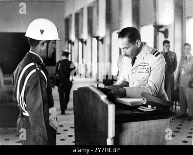 LE COMMANDANT EN CHEF DES FORCES AÉRIENNES PAKISTANAISES ASGHAR KHAN VISITE LE MAUSOLÉE D'ATATURK À ANKARA, TURQUIE / ; 25 JUIN 1964 Banque D'Images