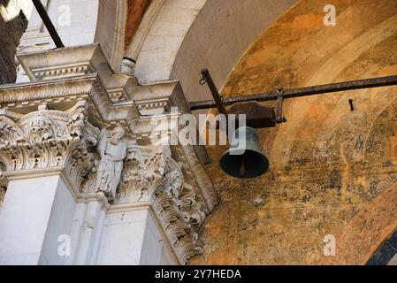 Lucca, Italt. 15 septembre 2024. L'entrée et la cloche du Duomo de Lucques. Photo de haute qualité Banque D'Images