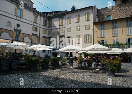 Bergame, Italie - 4 septembre 2024. Palazzo Roncalli situé sur la Piazza Lorenzo Mascheroni, haute ville (Citta Alta) à Bergame, Italie Banque D'Images