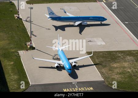 2 avions KLM/Air France sont stationnés à Schiphol est. Ils sont Boeing 737, avec l'immatriculation pH-BXS et pH-BXZ pays-bas OUT - belgique OUT Banque D'Images