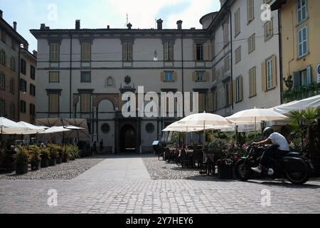 Bergame, Italie - 4 septembre 2024. Palazzo Roncalli situé sur la Piazza Lorenzo Mascheroni, haute ville (Citta Alta) à Bergame, Italie Banque D'Images