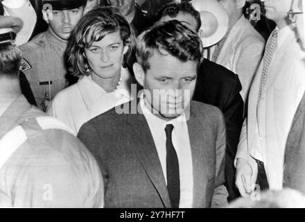 ROBERT KENNEDY ET SA SŒUR EUNICE RENDENT VISITE AU SÉNATEUR EDWARD KENNEDY À L'HÔPITAL DE NORTHAMPTON ; 20 JUIN 1964 Banque D'Images