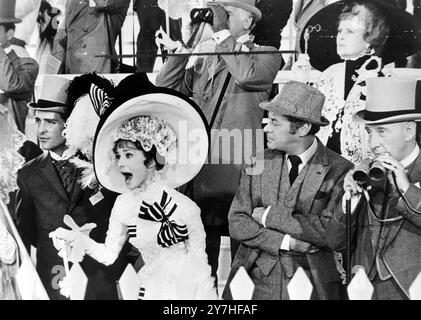 AUDREY HEPBURN AVEC REX HARRISON ET MOREAU JEANNE SUR LES ROULEAUX JAUNES ROYCE À LONDRES / ; 19 JUIN 1964 Banque D'Images