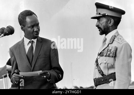 VISITE D'ETAT LE PRÉSIDENT DU TANGANYIKA JULIUS NYERERE ACCUEILLE L'EMPEREUR HAILE SELASSIE À DAR ES SALAAM ; 14 JUIN 1964 Banque D'Images