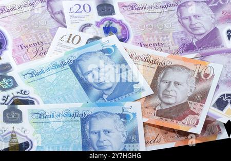 3 des 4 billets de banque britanniques en polymère et le tout premier à mettre en vedette King Charles III. £5 (vert) £10 Orange) & £20 (violet) il y a aussi un billet de £50 en rouge Banque D'Images