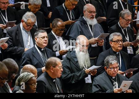 Cité du Vatican, Vatican. 30 septembre 2024. Cité du Vatican, 30 septembre 2024. Les participants assistent à l'ouverture de la retraite spirituelle dédiée aux membres, délégués fraternels et invités spéciaux lors de la deuxième session de la XVI Assemblée générale ordinaire du Synode des évêques crédit : Riccardo de Luca - Update images/Alamy Live News Banque D'Images