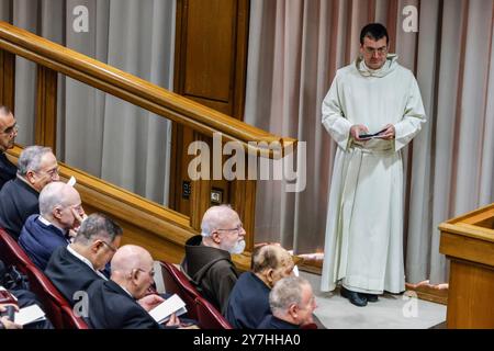 Cité du Vatican, Vatican. 30 septembre 2024. Cité du Vatican, 30 septembre 2024. Les participants assistent à l'ouverture de la retraite spirituelle dédiée aux membres, délégués fraternels et invités spéciaux lors de la deuxième session de la XVI Assemblée générale ordinaire du Synode des évêques crédit : Riccardo de Luca - Update images/Alamy Live News Banque D'Images