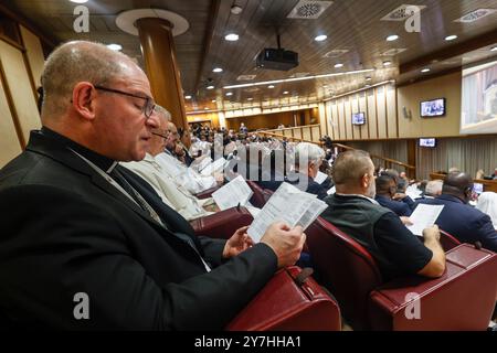 Cité du Vatican, Vatican. 30 septembre 2024. Cité du Vatican, 30 septembre 2024. Les participants assistent à l'ouverture de la retraite spirituelle dédiée aux membres, délégués fraternels et invités spéciaux lors de la deuxième session de la XVI Assemblée générale ordinaire du Synode des évêques crédit : Riccardo de Luca - Update images/Alamy Live News Banque D'Images