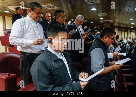 Cité du Vatican, Vatican. 30 septembre 2024. Cité du Vatican, 30 septembre 2024. Les participants assistent à l'ouverture de la retraite spirituelle dédiée aux membres, délégués fraternels et invités spéciaux lors de la deuxième session de la XVI Assemblée générale ordinaire du Synode des évêques crédit : Riccardo de Luca - Update images/Alamy Live News Banque D'Images