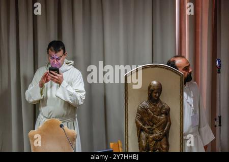 Cité du Vatican, Vatican. 30 septembre 2024. Cité du Vatican, 30 septembre 2024. Les Frères assistent à l’ouverture de la retraite spirituelle dédiée aux membres, délégués fraternels et invités spéciaux lors de la deuxième session de la XVI Assemblée générale ordinaire du Synode des évêques crédit : Riccardo de Luca - Update images/Alamy Live News Banque D'Images