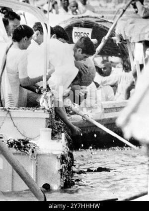 10 JUIN 1964 - - les cendres de feu le premier ministre indien Jawaharlal Nehru sont versées dans le fleuve sacré du Gange par Mme Indira Gandhi, fille de feu le premier ministre, et ses petits-enfants Sanjay et Rajeev. New Delhi, Inde. Banque D'Images