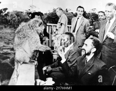 LE PREMIER DIRIGEANT AFRICAIN DU KENYA, JOMO KENYATTA, AVEC L'EMPEREUR HAILE SELASSIE À NAIROBI, KENYA / ; 9 JUIN 1964 Banque D'Images