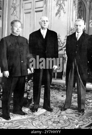 CHEN HUANG AMBASSADEUR DE CHINE EN FRANCE ET PRÉSIDENT CHARLES DE GAULLE À PARIS / ; 6 JUIN 1964 Banque D'Images