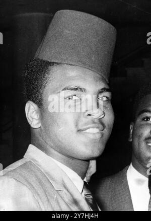 LE CHAMPION AMÉRICAIN DE BOXE CASSIUS MARCELIUS CLAY MUHAMMAD ALI AU CAIRE / ; 5 JUIN 1964 Banque D'Images