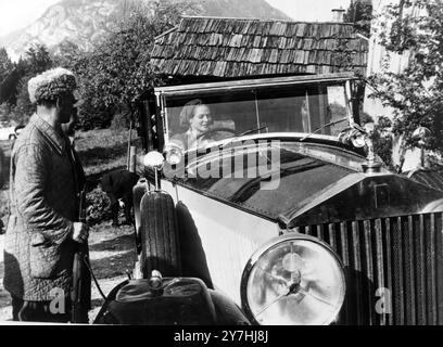 REX HARRISON AVEC JEANNE MOREAU EN ROULEAUX JAUNES ROYCE À VIENNE / ; 5 JUIN 1964 Banque D'Images