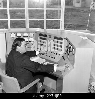 JODRELL BANK NOUVEAU TÉLESCOPE DE RADIOASTRONOMIE - INGÉNIEUR SCIENTIFIQUE C N KINGTON ; 4 JUIN 1964 Banque D'Images