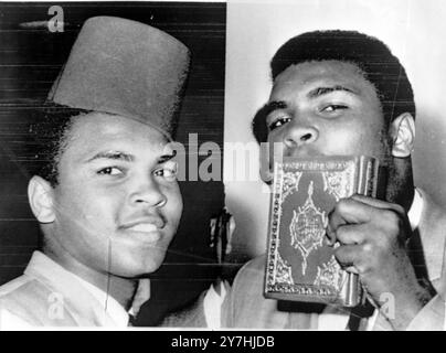 LE CHAMPION AMÉRICAIN DE BOXE CASSIUS MARCELIUS CLAY MUHAMMAD ALI AU CAIRE / ; 4 JUIN 1964 Banque D'Images