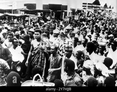 LE CHAMPION AMÉRICAIN DE BOXE CASSIUS MARCELIUS CLAY MUHAMMAD ALI AU GHANA / ; 3 JUIN 1964 Banque D'Images